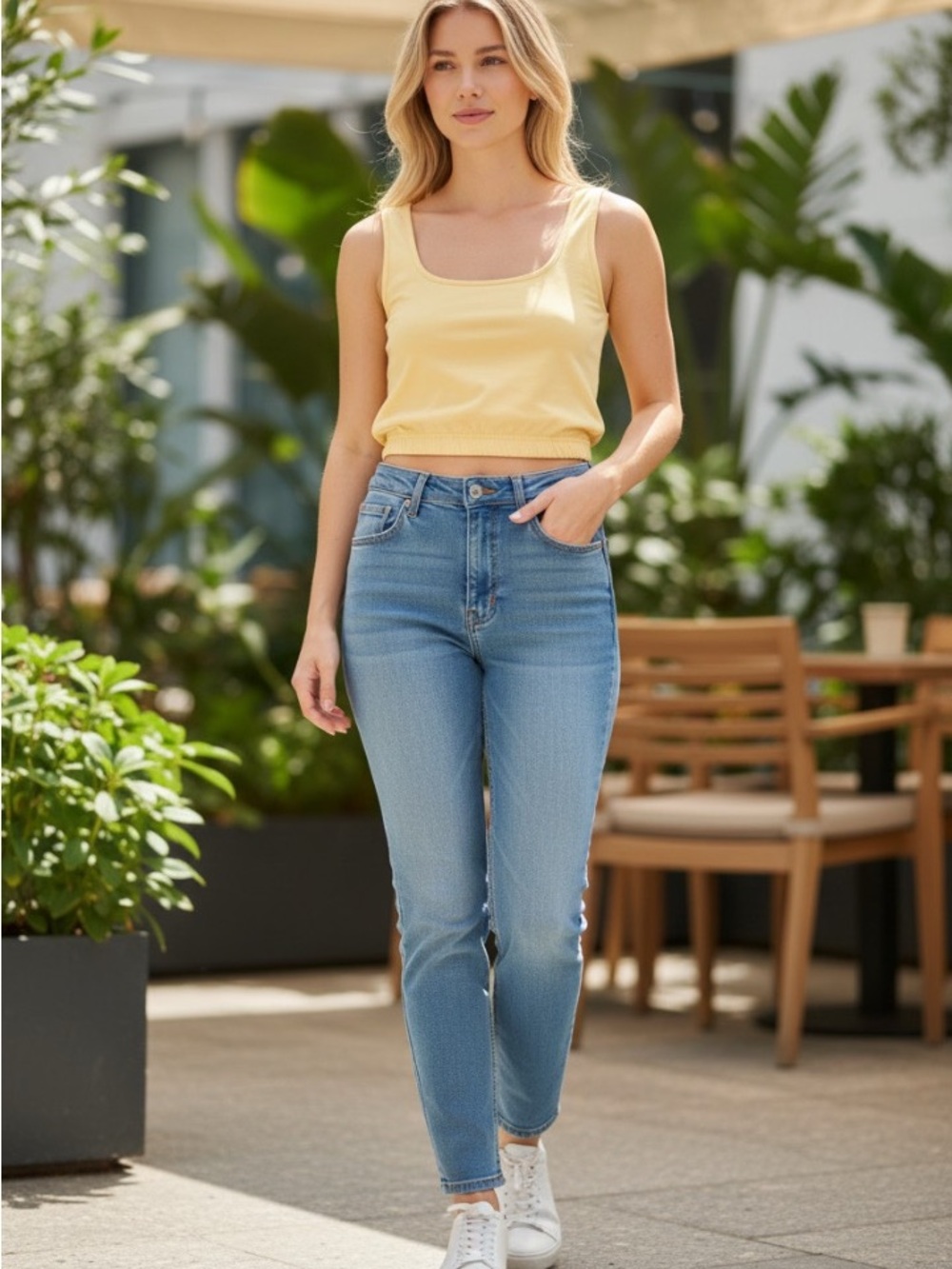 Cefian Women's Scoop Neck Cropped Tank Top in Pale Yellow - Size Small